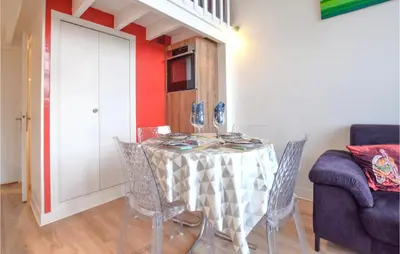 Coin salon dans l'établissement Beautiful Home In Montmartin-Sur-Mer