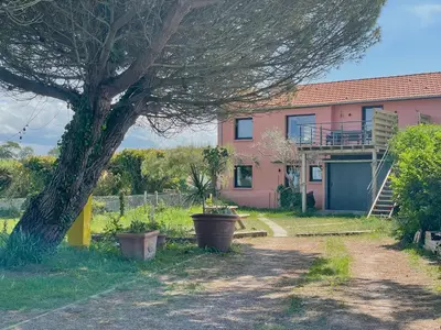 Jardin de l'établissement La Maison Rose - Côté Terre by Melrose