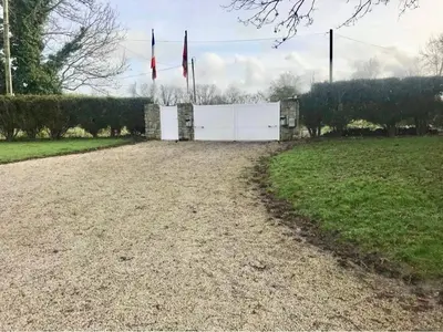 Jardin de l'établissement Le Taut 44 - chambre Sword - salle de bains partagée