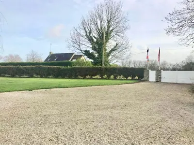 Jardin de l'établissement Le Taut 44 - chambre Sword - salle de bains partagée