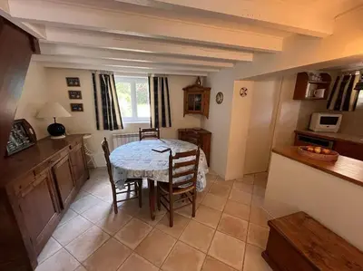 Cuisine ou kitchenette dans l'établissement Maison à 100 m de la plage et proche du centre