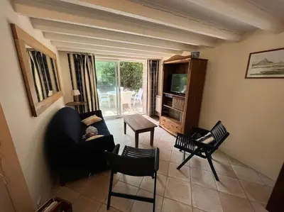 Télévision ou salle de divertissement dans l'établissement Maison à 100 m de la plage et proche du centre