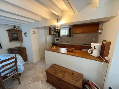 Cuisine ou kitchenette dans l'établissement Maison à 100 m de la plage et proche du centre