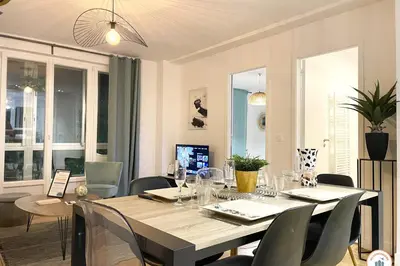 Télévision ou salle de divertissement dans l'établissement La Loggia - Vue Centre Ville Proche Château