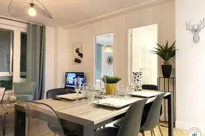 Télévision ou salle de divertissement dans l'établissement La Loggia - Vue Centre Ville Proche Château