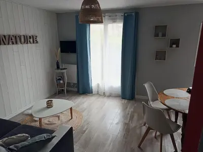 Télévision ou salle de divertissement dans l'établissement Studio Cabourg - Home-Varaville avec jardin