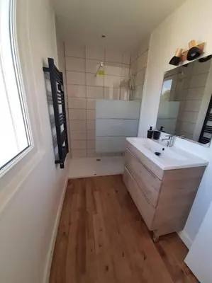Salle de bains dans l'établissement Gîte l'Effet Mer à Barfleur, Normandie