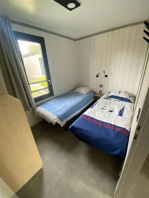 Un ou plusieurs lits dans un hébergement de l'établissement Cottage chalet standing 6 ou 12 pers avec mon 2 ème chalet à l'Edune résidence de vacances location wifi inclus piscine couverte chauffée à 150m de la plage