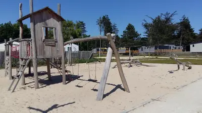 Aire de jeux pour enfants de l'établissement Cottage chalet standing 6 ou 12 pers avec mon 2 ème chalet à l'Edune résidence de vacances location wifi inclus piscine couverte chauffée à 150m de la plage