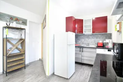 Cuisine ou kitchenette dans l'établissement A 2 pas de la mer - Plage à 50m