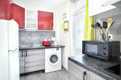 Cuisine ou kitchenette dans l'établissement A 2 pas de la mer - Plage à 50m