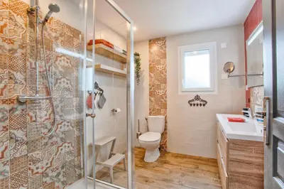 Salle de bains dans l'établissement Les Bicoques à la mer - 