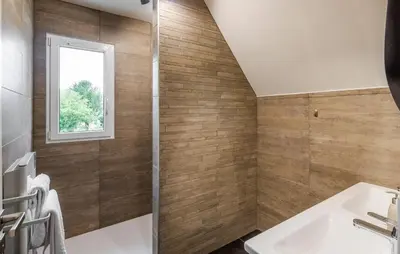Salle de bains dans l'établissement 4 Bedroom Stunning Home In Cancale