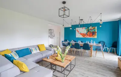 Coin salon dans l'établissement 4 Bedroom Stunning Home In Cancale