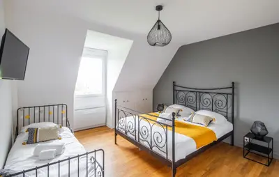 Un ou plusieurs lits dans un hébergement de l'établissement 4 Bedroom Stunning Home In Cancale