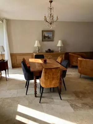 Coin salon dans l'établissement Maison chic proche du Mont Saint Michel