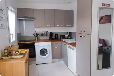 Cuisine ou kitchenette dans l'établissement Maison Cosy proche Plage - Cour & Parkings