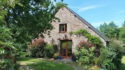 Jardin de l'établissement Le Moulin des Hiboux - Gite avec salle de jeux games room