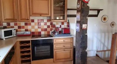 Cuisine ou kitchenette dans l'établissement Le Moulin des Hiboux - Gite avec salle de jeux games room