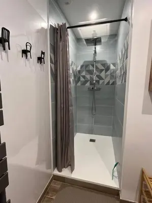 Salle de bains dans l'établissement superbe appartement en bord de mer