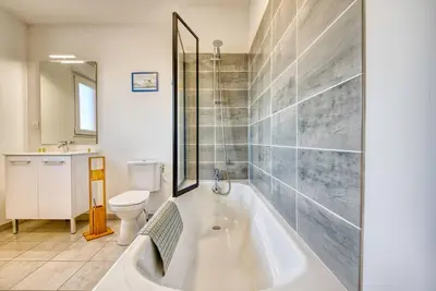 Salle de bains dans l'établissement Le Nid Familial de Merville Maison neuve proche Plage 6 pers