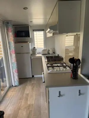 Cuisine ou kitchenette dans l'établissement Mobil home Ouistreham