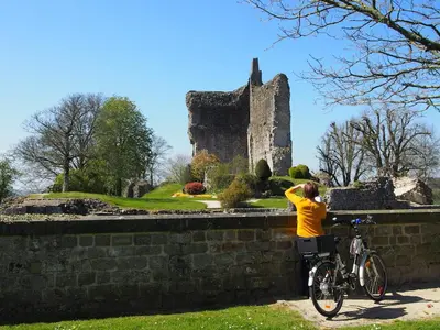 Vélo sur le terrain de l'établissement La maison sur les remparts ou dans les environs