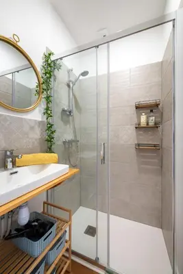 Salle de bains dans l'établissement Maison familiale avec jardin - 5 chambres