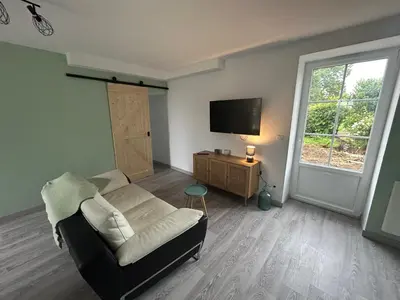 Télévision ou salle de divertissement dans l'établissement Le Pré Lassé