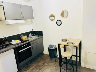 Cuisine ou kitchenette dans l'établissement Le 2 - Grand studio Caen Centre Port de plaisance