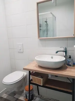 Salle de bains dans l'établissement les saisonnières 18 personnes avec piscine
