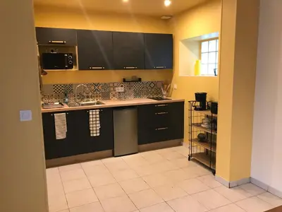 Cuisine ou kitchenette dans l'établissement En plein coeur de Port en Bessin - Coté Port