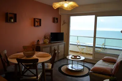 Télévision ou salle de divertissement dans l'établissement L'Esperluette - magnifique vue mer et balcon