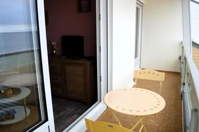 Télévision ou salle de divertissement dans l'établissement L'Esperluette - magnifique vue mer et balcon