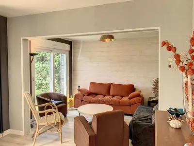 Coin salon dans l'établissement Maison de vacances à 350m de la plage avec jardin, véranda et Wi-Fi gratuit - FR-1-361-525