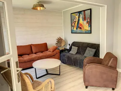 Coin salon dans l'établissement Maison de vacances à 350m de la plage avec jardin, véranda et Wi-Fi gratuit - FR-1-361-525