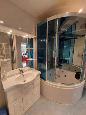 Salle de bains dans l'établissement Granville : appart. vue mer proche centre ville