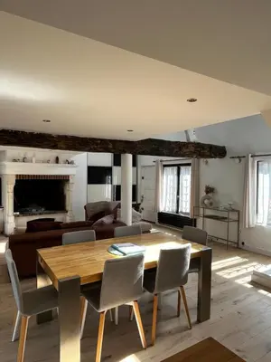 Coin salon dans l'établissement Maison avec cheminée ancienne - Proche Cabourg
