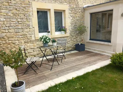 Jardin de l'établissement Maison de campagne la mer en horizon