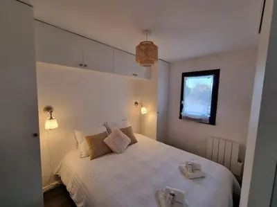 Un ou plusieurs lits dans un hébergement de l'établissement Cosy Plage-Accès privé à la Mer
