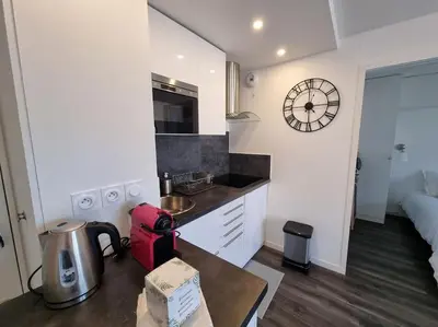 Cuisine ou kitchenette dans l'établissement Cosy Plage-Accès privé à la Mer