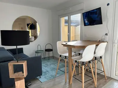Télévision ou salle de divertissement dans l'établissement appartement 50 mètres de la mer