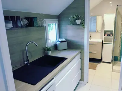 Cuisine ou kitchenette dans l'établissement appartement 50 mètres de la mer