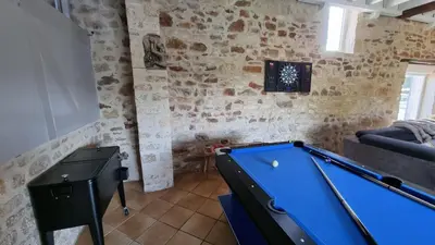 Télévision ou salle de divertissement dans l'établissement Chambre Colomby Kaabi