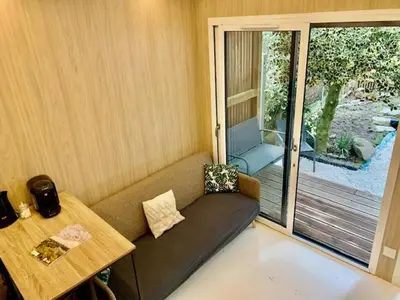 Coin salon dans l'établissement Tiny House à 10min du Mont Saint Michel