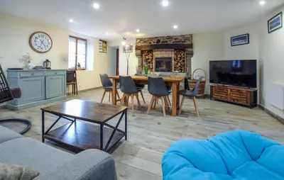 Télévision ou salle de divertissement dans l'établissement Nice Home In Quettehou With Kitchen