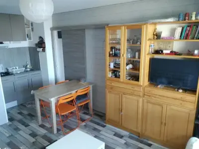 Cuisine ou kitchenette dans l'établissement Appartement T2 - Port de Courseulles avec Parking - FR-1-746-10