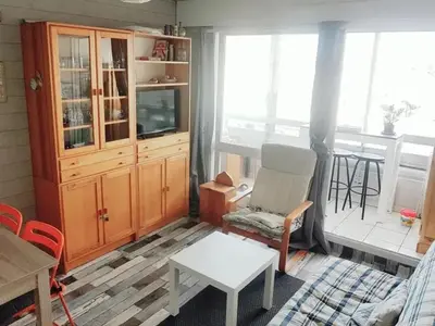 Coin salon dans l'établissement Appartement T2 - Port de Courseulles avec Parking - FR-1-746-10