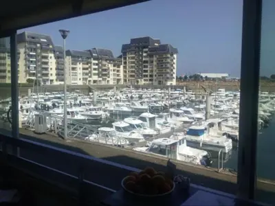 Vue générale sur Courseulles-sur-Mer ou vue de la ville depuis l'appartement