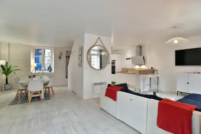 Télévision ou salle de divertissement dans l'établissement L'Escale Cancalaise - Maison de pêcheur 150m du port